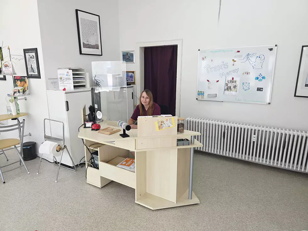 Die freundliche Mitarbeiterin erwartet Sie am Empfang der Tierarztpraxis Merey in Schwalbach