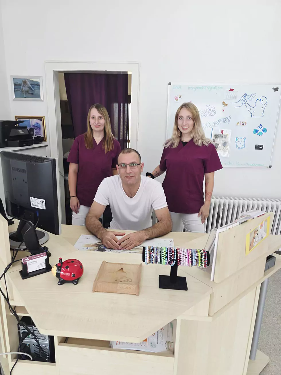 Dr. Emad Merey und sein Team, bestehtend aus zwei Tierarzthelferinnen, am Schreibtisch